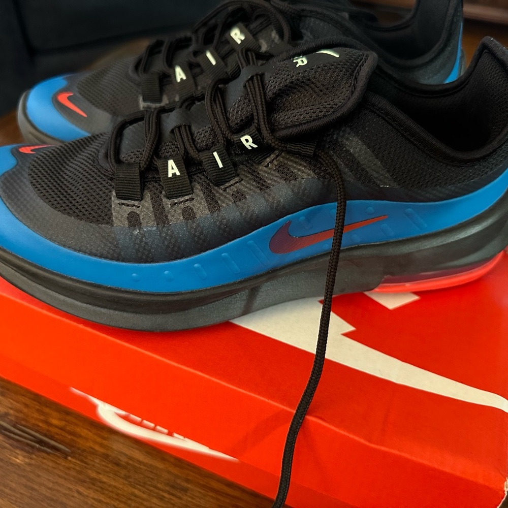 NIB Boy’s Nike Air Max Axis / Black & Blue / Size 4.5